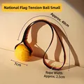 Balle en caoutchouc jaune pour chien avec sangle aux couleurs du drapeau allemand - Balle d'Entraînement avec Corde Drapeau / Diamètre de la Balle 7cm / Balle jaune + corde noir-rouge-jaune