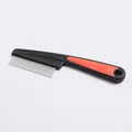 Detailansicht eines langlebigen Flohkamms für Haustiere mit feinen Metallzähnen. - Flohkamm mit Feinen Zähnen / Schwarz/Rot - 18CM