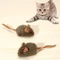 Jouet pour chat souris en peluche réaliste avec un chaton sur une surface en bois - Souris Verte en Peluche / Vert