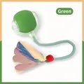 Zelfspelende groene kattenspeelgoedbal met getextureerd oppervlak en kleurrijke veren - Stijl met Libellenstaart / Groen