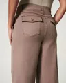 Detailansicht der Gesäßtaschen dieser stilvollen taupefarbenen Schlaghose für Damen - XS / Unterteile / Verkürzte Hose / Braun
