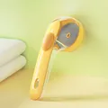 Gelbe Haustierbürste für Katzen mit ergonomischem Griff und weichen Borsten - Bademassagekamm mit langem Stiel / Gelb