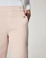 Detailansicht der schmal geschnittenen Schlaghose in Hellrosa mit hohem Bund und Knopf - XS / Unterteile / Beige / Regulär