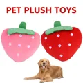 Primo piano di peluche per animali a forma di fragola in rosa vivace e rosso intenso - Fragola Rossa / Rosso