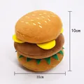Detailansicht eines plüschigen Burger-Hundespielzeugs zum Kauen, Größe 10x10 cm - Hamburger