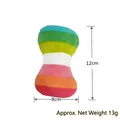 Detailansicht eines regenbogenfarbenen Plüschknochens für Haustiere mit Maßangaben - 12x8cm / Regenbogen