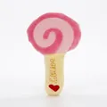 Detailansicht des lebhaften rosa und gelben lutscherförmigen Plüsch-Hundespielzeugs - Lutscher / Rosa