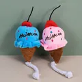 Detail der blauen und rosa Plüsch-Eiscreme-Hundespielzeuge mit Kauseil und Quietscher. - Blaues Eis