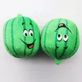 Detailweergave van twee schattige ronde pluche piepspeeltjes in de vorm van een watermeloen - Ronde Watermeloen