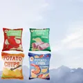 Set aus quietschenden Plüsch-Hundespielzeugen in Form von bunten Kartoffelchipstüten - Gelb