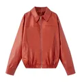 Vista frontale dettagliata di un elegante bomber da donna in ecopelle color terracotta - XS / Top / Rosso