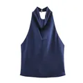 Detailopname van de elegante donkerblauwe satijnen haltertop met neksluiting en knopen - Marineblauw
