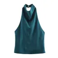 Gedetailleerde weergave van een satijnen haltertop in blauwgroen met gedrapeerde hals. - Groen