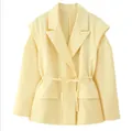 Eleganter hellgelber Damenblazer mit strukturierten Schultern und Gürtel an der Taille - S / Oberteile / Gelb