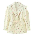 Eleganter cremefarbener Blazer mit rosa Blumendruck und Gürteltaille für Damen - S / Oberteile / Floral