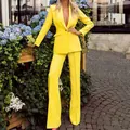 Vue détaillée d'un tailleur de bureau jaune vif deux pièces pour femmes chic - Jaune