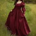 Robe vintage bordeaux élégante avec manches bouffantes dans un champ naturel pittoresque - S / Robes / Rouge