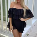 Primo piano del mini abito nero con spalle scoperte e balze in chiffon. - Taglia S / Vestiti / Nero