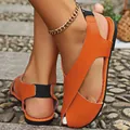 Detailansicht der orangefarbenen flachen Damensandalen mit Kreuzriemen und elastischem Band - 36 / Kreuzgurt (13A05) / Orange