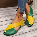 Detailansicht der grünen und gelben farbenfrohen Damen-Leder-Sandalen mit Kreuzriemen - Gelb-Grün Mosaik