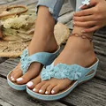 Lichtblauwe wedge slippers met drie bloemmotieven en fonkelende strass steentjes - 36 / Hemelsblauw