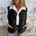 Primo piano di un gilet nero in lana d'agnello con bottoni e morbida fodera polare - 4XL / Top / Nero