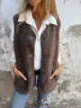 Vista dettagliata del gilet in pile sherpa marrone con bottoni sopra camicia bianca - 4XL / Top / Caffè