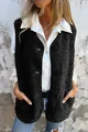 Detailweergave van een gezellige zwarte lamswol fleece vest met knopen en wit overhemd - S / Tops / Zwart