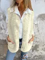 Primo piano di un gilet in pile color crema con bottoni indossato su camicia bianca. - 3XL / Top / Bianco avorio