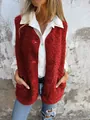 Dettaglio del gilet in pile sherpa rosso con bottoni e tasche sopra una camicia bianca. - 3XL / Top / Rosso scuro