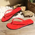Eleganti infradito in vernice rossa a punta quadrata da donna su tavola di legno - 35 / Rosso