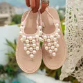 Vista dettagliata di sandali infradito rosa ornati con grandi perle eleganti da donna - 36 / Rosa