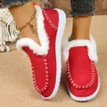 Primo piano di scarpe invernali in velluto a coste rosse con fodera in morbida pelliccia bianca - 36 / Rosso
