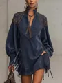 Détail d'une robe bleue à col en V avec des franges élégantes et broderies dorées - XS / Robes / Bleu