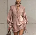 Détail d'une robe rose poudré aspect daim avec franges et broderies sur les épaules - XS / Robes / Rose