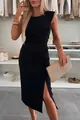 Elegantes schwarzes ärmelloses Midikleid mit Seitenschlitz, getragen von einem Modell - XS / Kleider / Schwarz