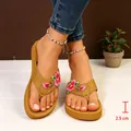 Infradito con zeppa marroni da donna con ricamo floreale e una suola spessa 2,5 cm - 36 / Marrone chiaro