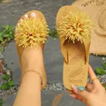 Eleganti infradito gialle estive con grande dettaglio floreale a pompon per la spiaggia - 36 / Stile Pompon a Fiori 3D (89*) / Marrone scuro