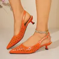 Vista dettagliata dei sandali slingback arancioni a punta traforati al laser con tacco a spillo - 36 / arancio-rosso