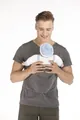 Detailansicht eines Vaters mit grauem Känguru-Taschen-T-Shirt, der ein Baby hält - S / Oberteile / Grau