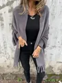 Primer plano del chal de punto de felpa informal con elegantes flecos grises - S / Tops / Gris