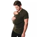 Dettaglio di un padre che indossa una maglietta porta bebè a marsupio verde oliva - Taglia S / Top / Nero