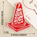 Rode verkeerskegel geborduurde strijkpatch met Let's Get Lost tekst en bliksemschicht - Verkeerskegel (C4L-C-2-6) / 6x4.5cm