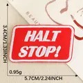 Rode geborduurde patch met 'HALT STOP!' tekst, 5,7x3,4cm, gewicht 0,95g - Rechthoek (HALT STOP!) / 5.7x3.4cm