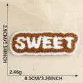 Toppa ricamata "Sweet" stile biscotto al cioccolato, dimensioni 8,3x2,9 cm, vista SKU. - Stile Lettera SWEET / Pezzo Singolo