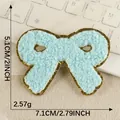 Lichtblauwe strik chenille patch met gouden glitter rand voor kleding decoratie DIY - Cyaanblauw Strik Stijl (2026.5.15) / 7.1x5.1cm