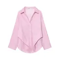 Dettaglio di una camicia a righe rosa con maniche a pipistrello e tasca sul petto - Righe Rosa