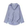 Dettaglio di una camicia a righe bianche e blu con maniche a pipistrello e colletto. - Strisce Blu Mare
