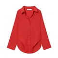 Dettaglio di una camicia rossa a maniche lunghe da donna in stile flat lay elegante. - Rosso