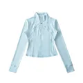 Dettaglio della giacca da yoga azzurra slim fit con zip e fori per il pollice - Azzurro